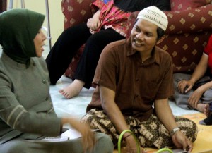 Hartoyo saat berdiskusi santai dengan Jen Katleya, Waria asal bogor yang memutuskan untuk memilih menggunakan JIlbab