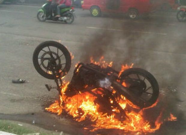 141130053127-dua-pencuri-motor-dibakar-massa