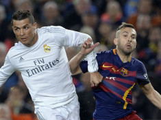 Real Madrid's Portuguese forward Cristiano Ronaldo (L) vies with Barcelona's defender Jordi Alba during the Spanish league "Clasico" football match FC Barcelona vs Real Madrid CF at the Camp Nou stadium in Barcelona on April 2, 2016. / AFP PHOTO / JOSEP LAGO