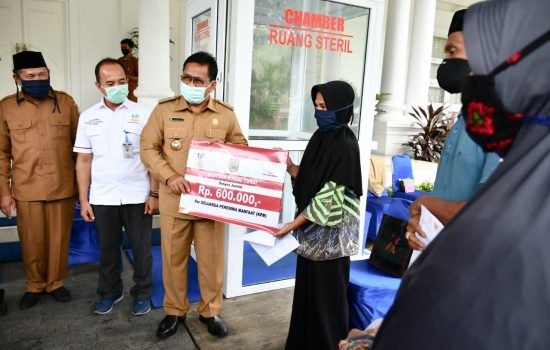 Wali Kota Banda Aceh Salurkan Bantuan Tunai bagi 5.385 KPM