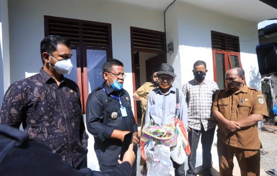 Aminullah Serahkan Rumah bagi Pedagang Asongan Warga Ateuk Munjeng