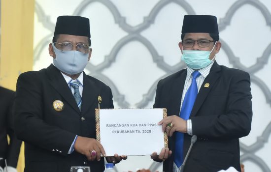 Aminullah Serahkan KUA PPAS APBK Perubahan 2020 ke DPRK