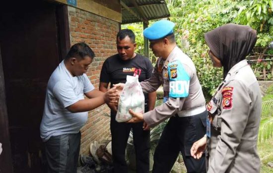Bidpropam Polda Aceh Serahkan Bansos di Desa Lamreung Aceh Besar