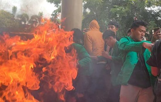 Anarkis, Demo Kenaikan Harga BBM di Lhokseumawe Dibubarkan