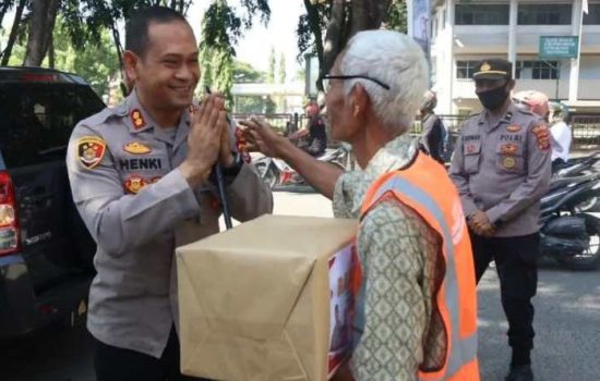 Polres Lhokseumawe Salurkan 350 Bansos Secara Serentak Kepada Pelaku Transportasi