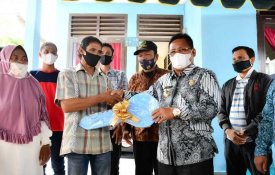 Tangis Haru Ridwan dan Rosmanidar Usai Terima Bantuan Rumah dari Aminullah